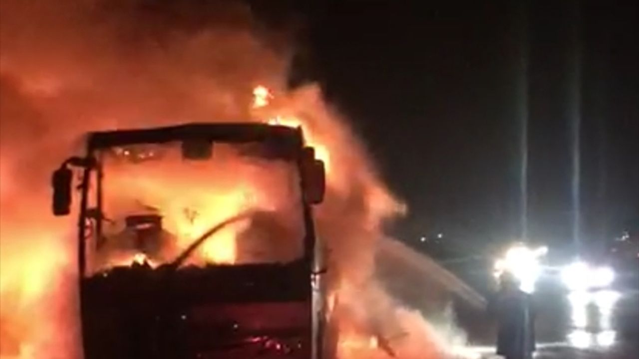 Mersin'de seyir halindeki servis otobüsünde çıkan yangın söndürüldü
