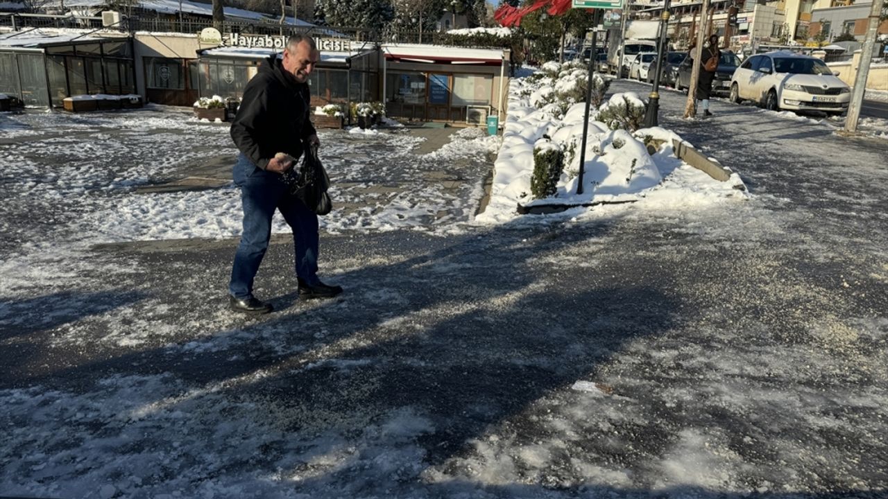 Tekirdağ'da vatandaşlar buzlanan sokakları tuzladı