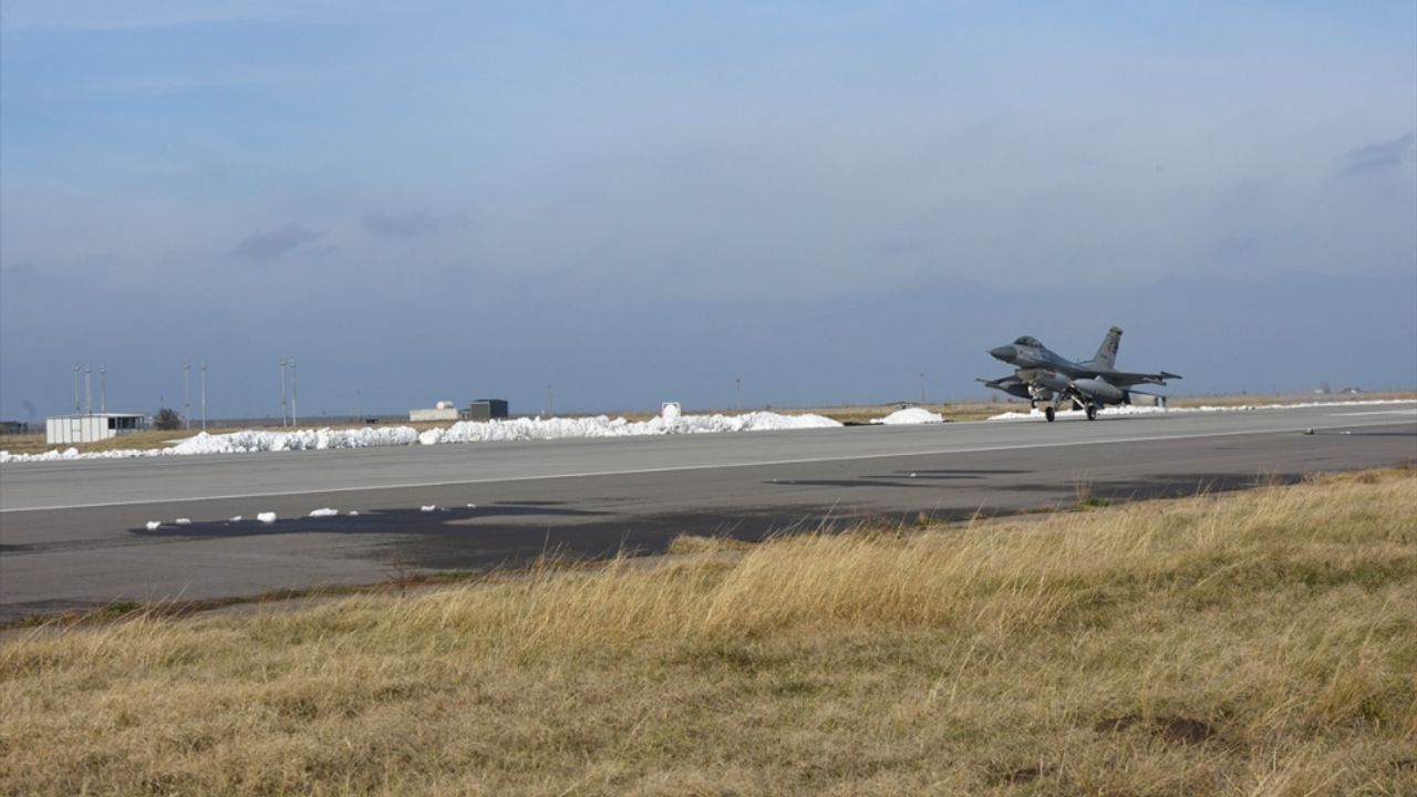 TSK'ya ait iki uçak NATO ülkesinin hava sahasında ilk defa silah kontrol görevi yaptı