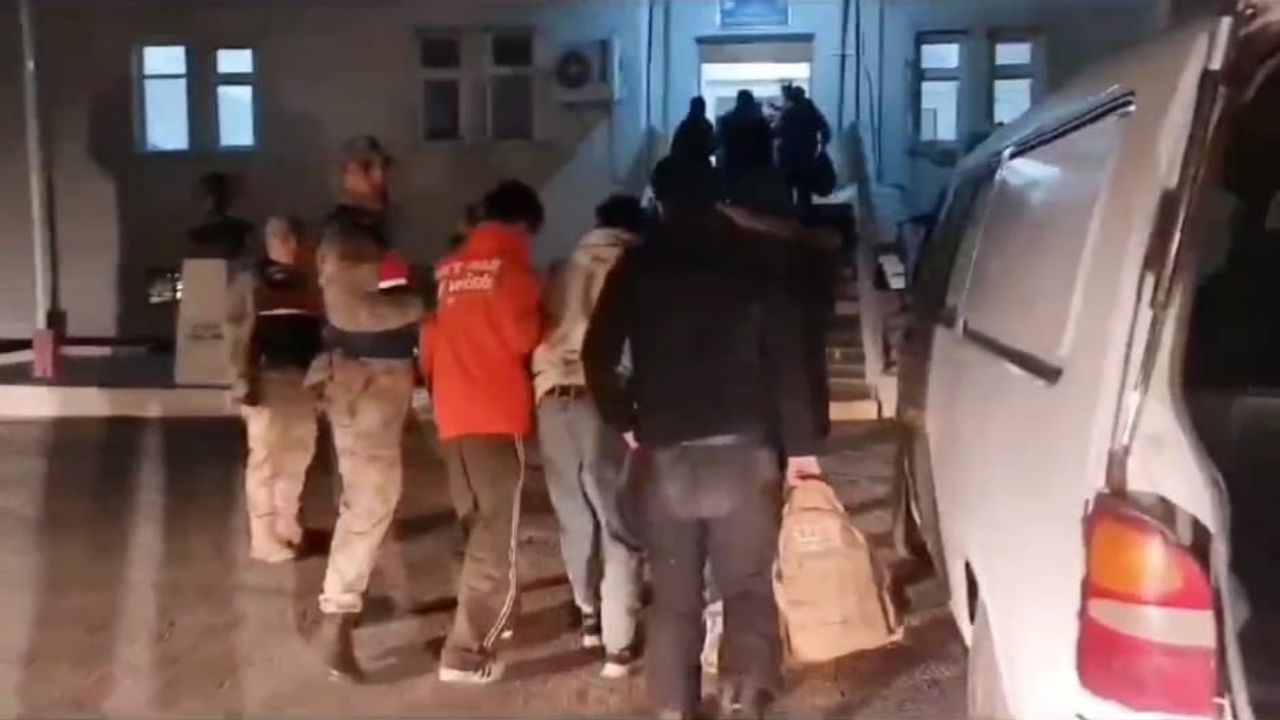 Bitlis'te 24 düzensiz göçmen ile 2 organizatör yakalandı