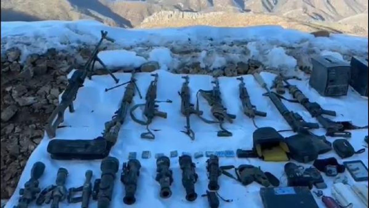 Pençe Kilit bölgesinde çok sayıda silah ve mühimmat ele geçirildi