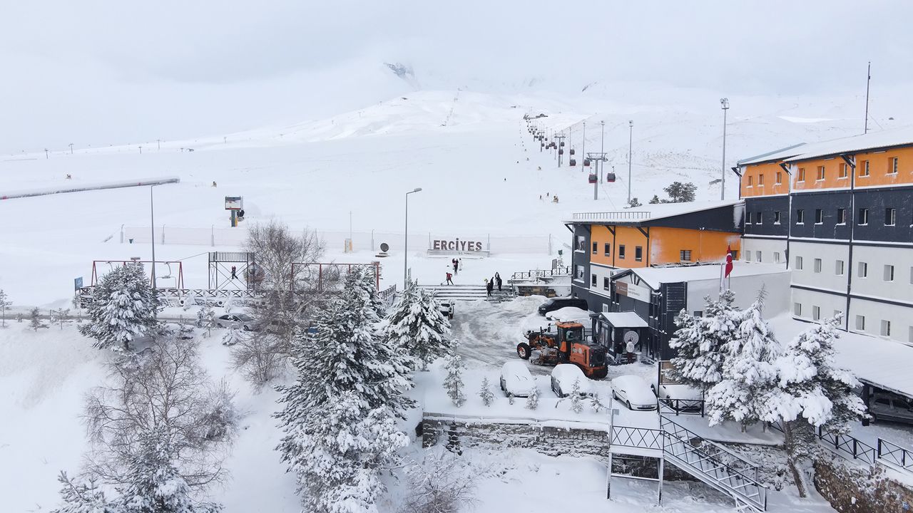 Erciyes'te kar kalınlığı 110 santimetreye ulaştı