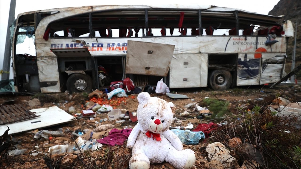 Mersin'de feci kaza: otobüs devrildi, ortalık can pazarına döndü