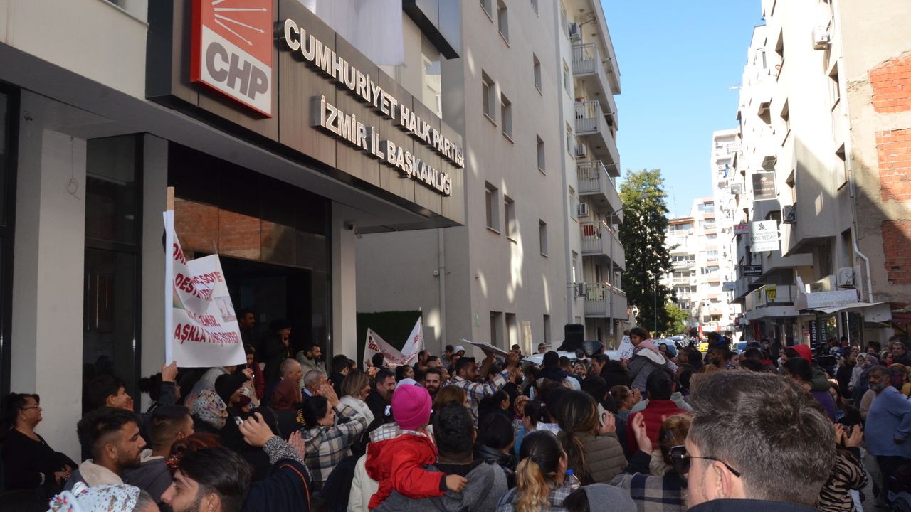 Yüzlerce Roman CHP İzmir İl Başkanlığı önünden haykırdı: Filiz sen gelme ille de Soyer olsun 