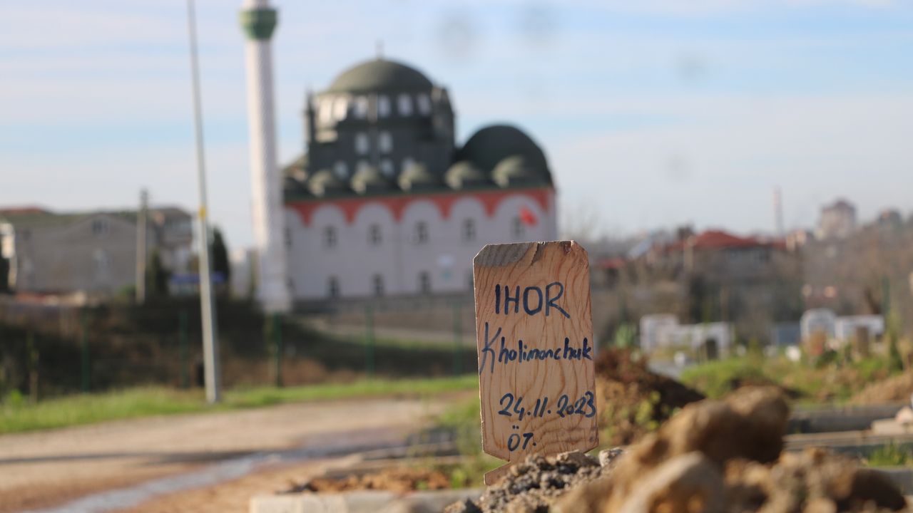 Kimsesizler mezarlığına defnedilen Ukraynalı denizcinin cenazesi, ülkesine götürülüyor