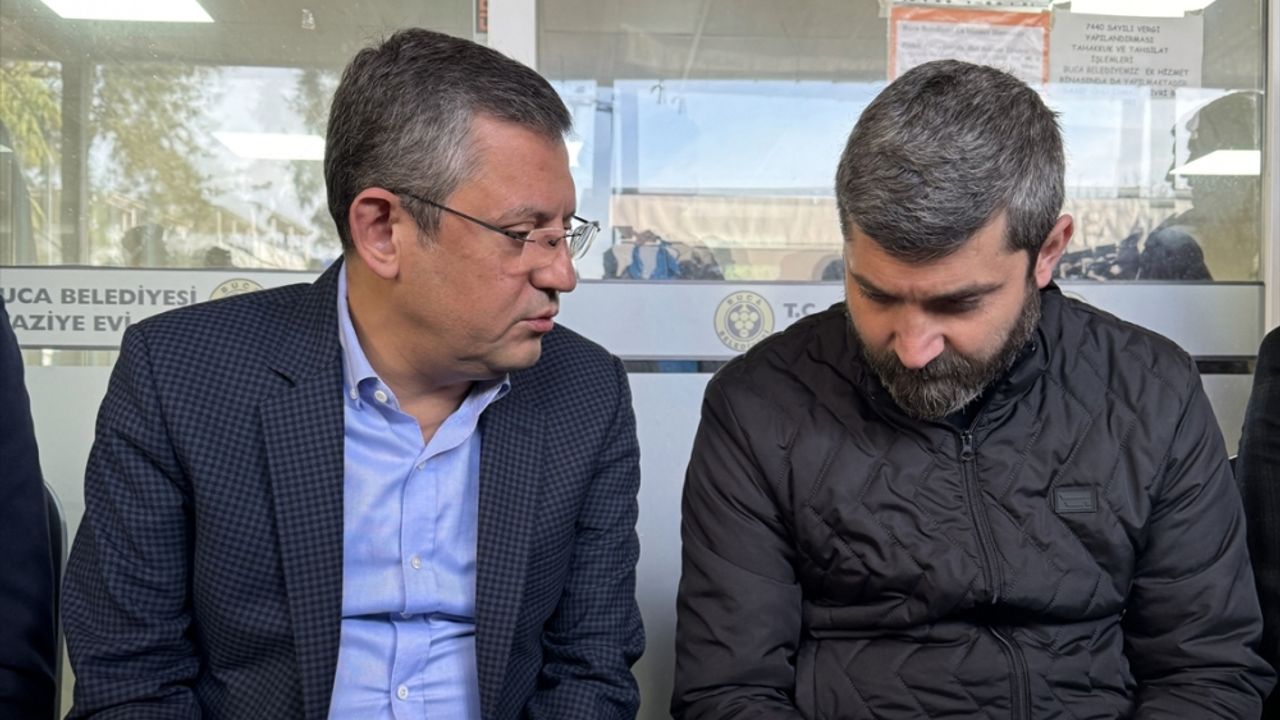 CHP Genel Başkanı Özel, İzmir'de öldürülen taksi şoförünün ailesini ziyaret etti