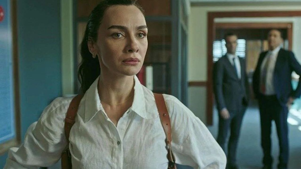 Birce Akalay como Önem em cena da série turca Cemitério