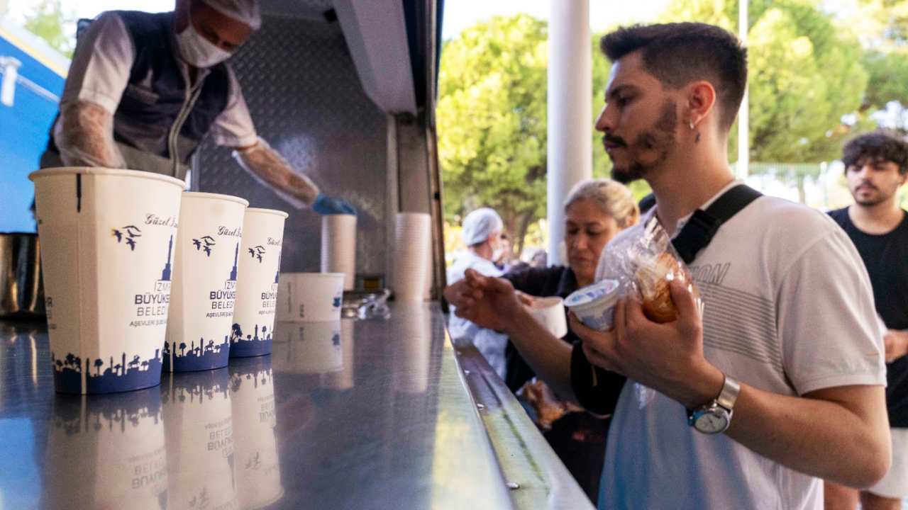 İzmir, öğrencilerine sahip çıkıyor: 6 noktada ücretsiz yemek! - Haber Ekspres- İzmir Haberleri- Son Dakika Haberleri