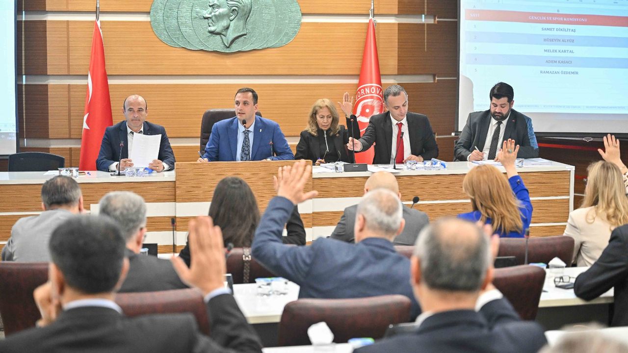 Bornova'da "asfalt kokulu" yıl: Faaliyet raporu Meclis'ten geçti