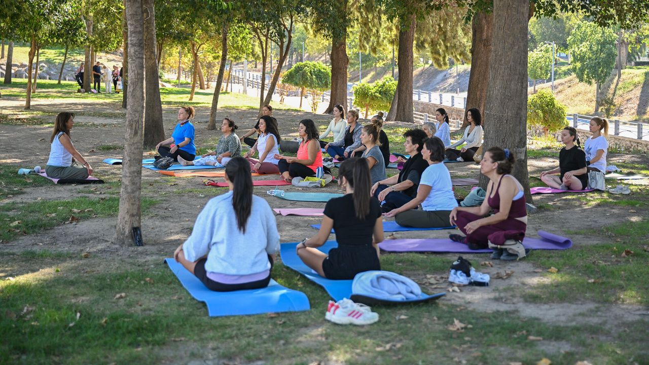 Bornova'da kadınlar açık havada yoga ile rahatladı