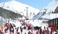Palandöken Kayak Merkezi ilkbaharda kayakçılara ev sahipliği yapıyor