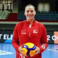 Cansu Özbay kimdir?
