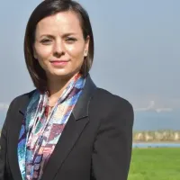 Karabağlar Belediye Başkanı Emine Helil İnay Kınay kimdir?