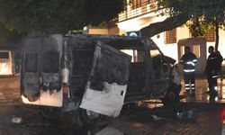 Adana'da park halindeyken alev alan minibüs yandı