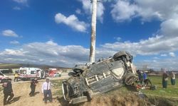 Afyonkarahisar'da elektrik direğine çarpan otomobildeki 1 kişi öldü, 3 kişi yaralandı