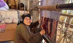Ayşe nine, 80 yıldır evindeki tezgahta kilim dokuyor