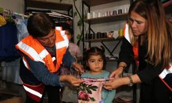 Hatay'da depremzede kadınların diktiği bayramlıklar kadın ve çocukları sevindirdi
