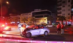 İzmir'de iki otomobilin çarpıştığı kazada 3 kişi yaralandı