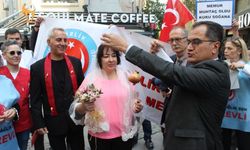 İzmir’de memurlar gelin damada altın yerine soğan taktılar