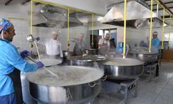 Menemen Belediyesi Aşevi’nden her gün 10 bin sıcak yemek üretiliyor