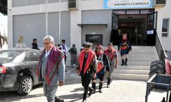 Aydın'da bir grup seçmen efe kıyafetleriyle oy kullandı