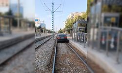 Tramvay yoluna otomobiliyle giren alkollü sürücünün ehliyetine el konuldu