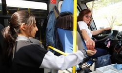 Uzun yol şoförlüğünü bırakan kadın şimdi de dolmuş kullanmaya başladı