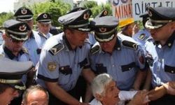 Arnavutluk'ta muhalefetin açlık grevi sürüyor