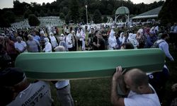 Srebrenitsa soykırımı kurbanlarının tabutları defnedilecekleri Potoçari Anıt Mezarlığı'na taşındı