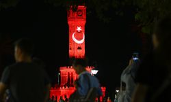 İzmir Saat Kulesi kırmızı beyaza büründü