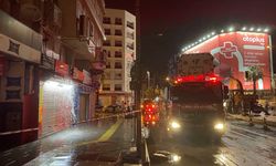 Çankaya'da ana su borusu patladı; fışkıran su üst katlardaki iş yerlerine ulaştı