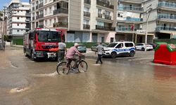 Karşıyaka'da su borusu patladı, ev ve iş yerlerini su bastı