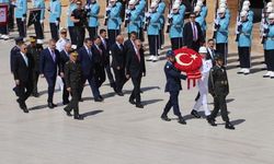 Cumhurbaşkanı Erdoğan, YAŞ üyeleriyle Anıtkabir'i ziyaret etti