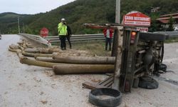 Lastiği patlayan tomruk yüklü kamyonet devrildi, sürücü yaralandı