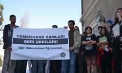Ege Üniversitesi öğrencilerinden yemekhane zamlarına rektörlük önünde imzalı tepki