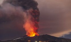 İtalya'da Etna Yanardağı yeniden faaliyete geçti