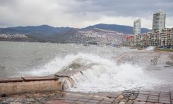 İzmir için kuvvetli rüzgar ve fırtına uyarısı geldi