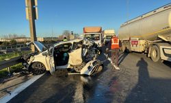 Anadolu Otoyolu'nda panelvan ile otomobilin çarpıştığı kazada 2 kişi yaralandı