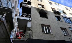 İzmir'de evde çıkan yangında 2 kişi dumandan etkilendi