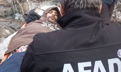 İzmir'de kayalıklardan düşen kişiyi AFAD ekipleri helikopterle kurtardı