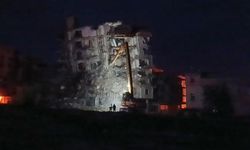 7 katlı bina yıkım sırasında çöktü