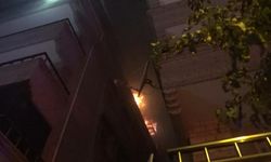 Avcılar'da 5 katlı binanın çatı katı alev alev yandı