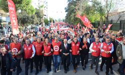 İzmir'de binlerce işçi iş bıraktı, insanca yaşayacak ücret için yürüdü