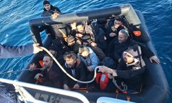 İzmir açıklarında 69 düzensiz göçmen kurtarıldı, 32 düzensiz göçmen yakalandı