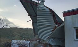 İzmir'de fırtına ev ve araçlarda hasara neden oldu