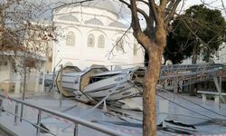 İzmir'de fırtına; minare yıkıldı