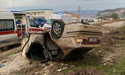 İzmir'de yoldan çıkan otomobil duvara çarptı, 4 kişi yaralandı