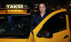Kadın taksici, İzmir sokaklarında geceleri direksiyon sallıyor
