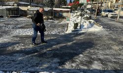 Tekirdağ'da vatandaşlar buzlanan sokakları tuzladı
