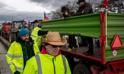Çekya'da hükümetin tarım politikasını protesto eden çiftçiler traktörleriyle yollara çıktı